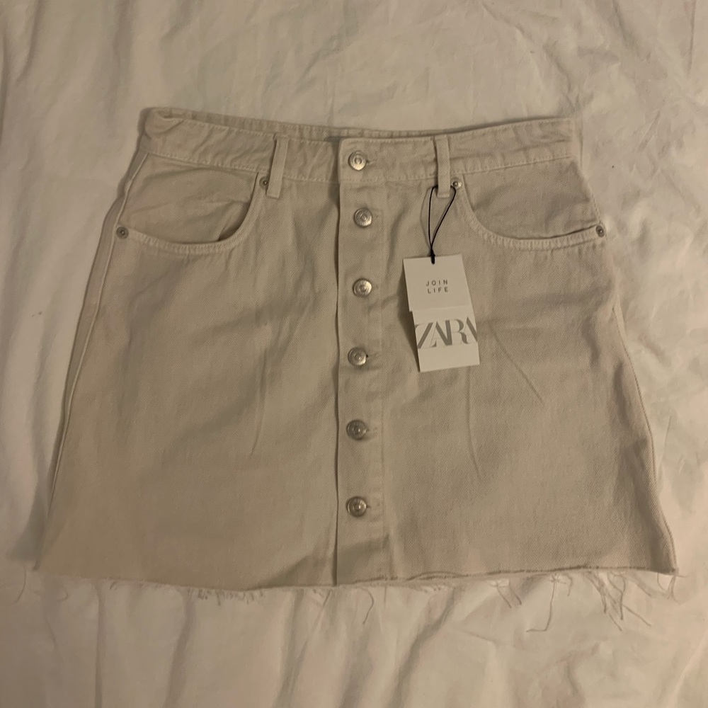 Zara | denim button up skirt in ecru